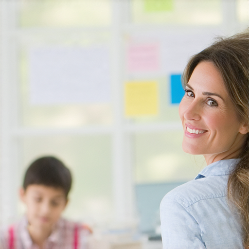 外籍老師一對一教學，學生專注學習英語，提升考試能力，明亮的教室環境，掌握考試範圍，輕鬆進步，報名參加提升英文能力的課程。