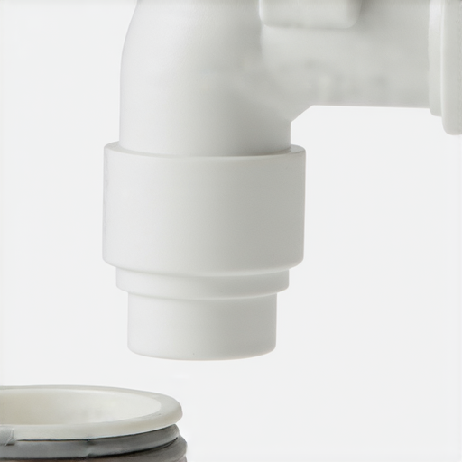 這款PVC水管配件展示在清晰的背景中，完美適合各種家庭水管問題，簡化安裝步驟，解決漏水困擾，讓你輕鬆改善家庭水管系統。