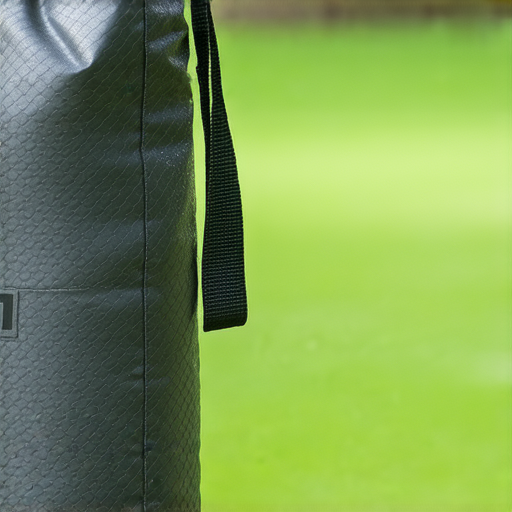 防水沙包的特寫圖，展示其獨特結構和材料，強調在重量與耐用性之間的完美平衡，適合戶外活動與健身使用，彰顯防水性能與持久使用的品質。