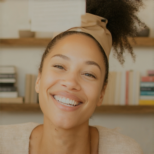 擺脫皮膚松弛困擾的女性，展現自信的微笑，背景中有學習英文的書籍與筆記，強調提升自我的重要性，象徵自信與美麗，與皮膚護理主題相關的圖片。