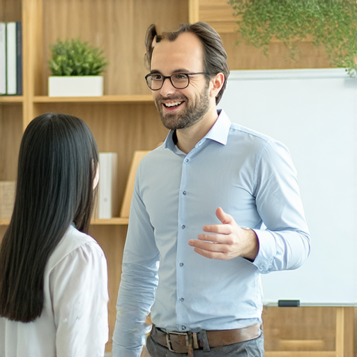 檜木的魅力圖像，顯示外籍老師與學生一對一互動，強調提升英語能力的重要性，並呼籲立即預約專屬教學，提升學習效率與質量。