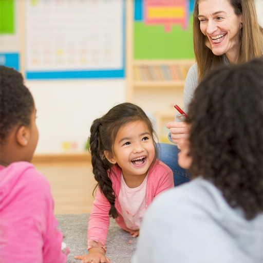 參加義工活動的學生與外籍老師一對一學習英文，歡笑互動，提升語言能力和心靈成長，環境友善，促進文化交流，讓學習變得有趣且有意義。