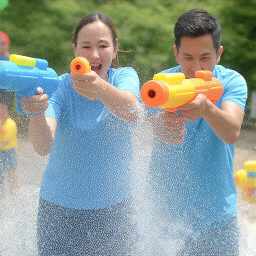 水槍大戰活動中，外籍老師與學生們互動學習英文，熱鬧的場景中充滿歡笑，孩子們持著水槍享受學習的樂趣，體驗全新方式提高語言能力。