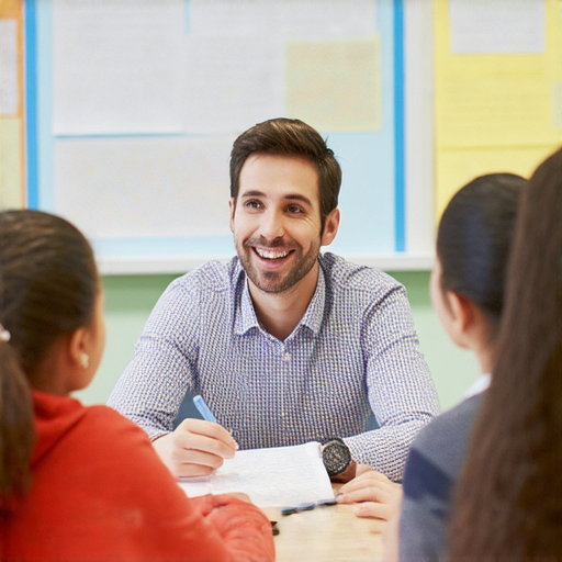 外籍老師一對一輔導，專注於掌握英文轉折句，提升口說流利度，學員專注聆聽與互動，增強語言能力，讓學習變得更有效率的場景。