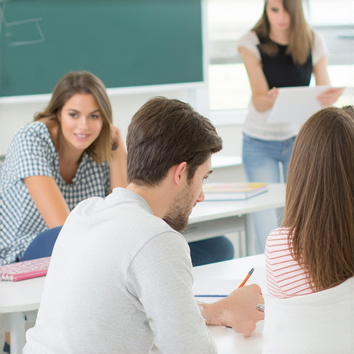 提升職場競爭力的商業英語課程與商務英語課程探索的圖片，展示學員在課堂上互動學習，手持筆記本與筆，背景有教學板與教材，強調實用英語技能的提升。